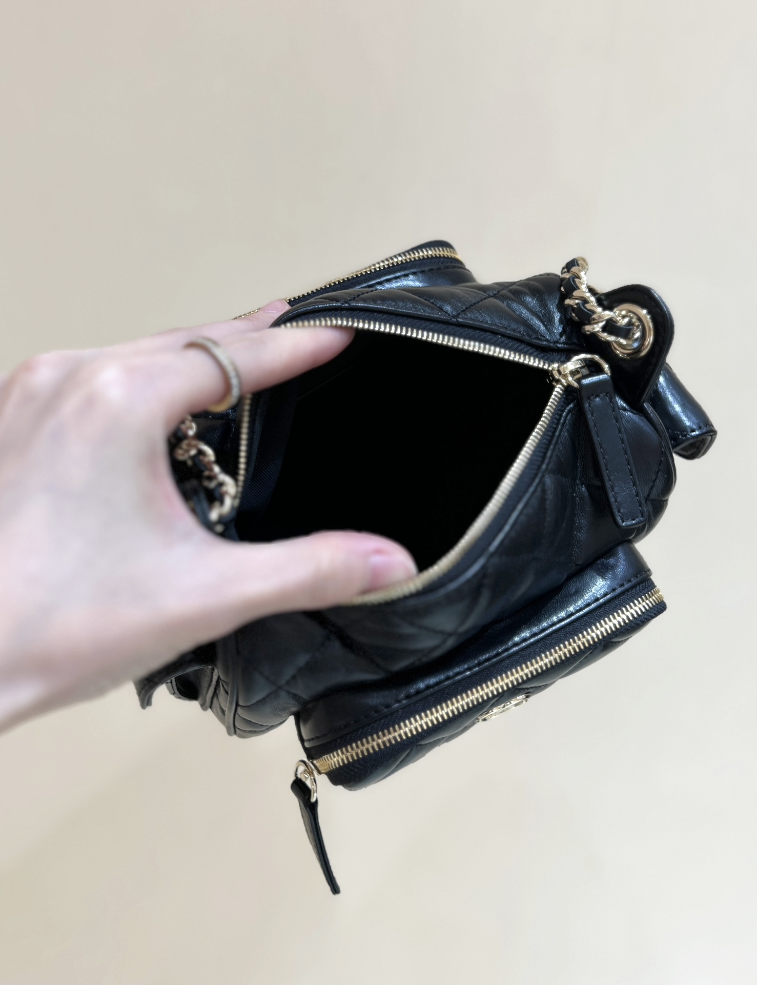 Small Camera Case 
AS5220 Size 13*23*15cm
Fall-Winter 2024/25 - Detail 6