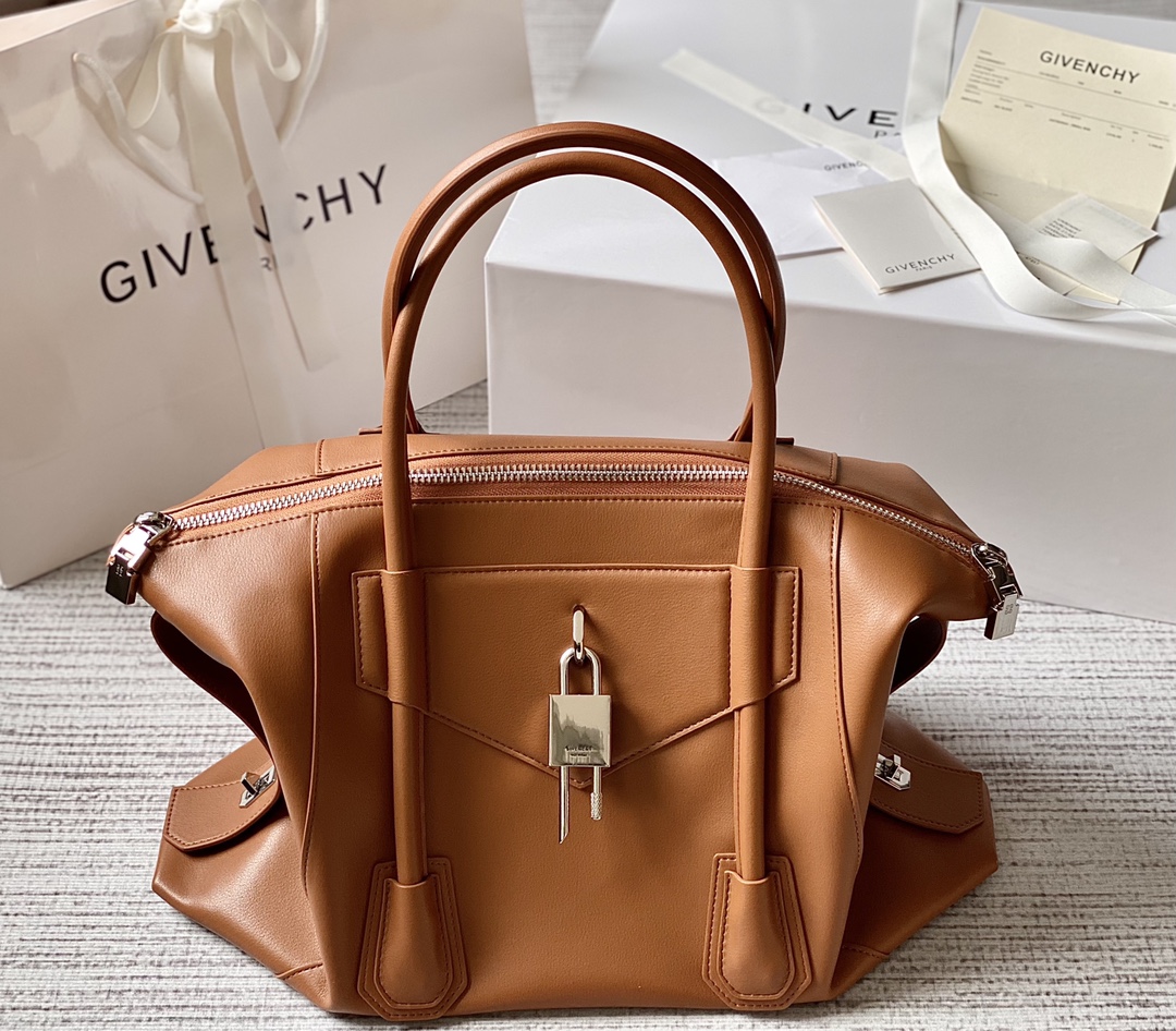 ANTIGONA LOCK SOFT